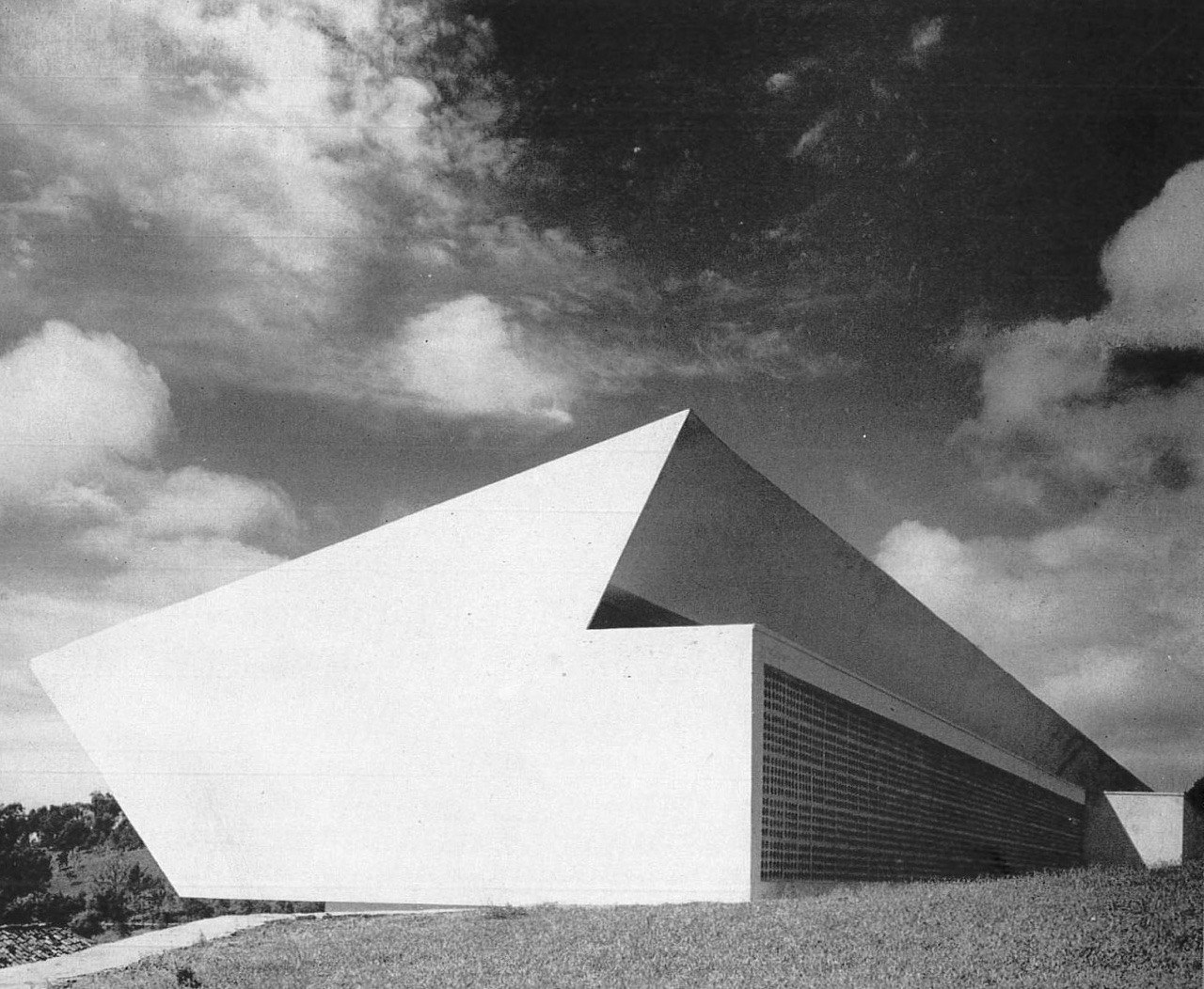Escola Júlia Kubitschek, Oscar Niemeyer