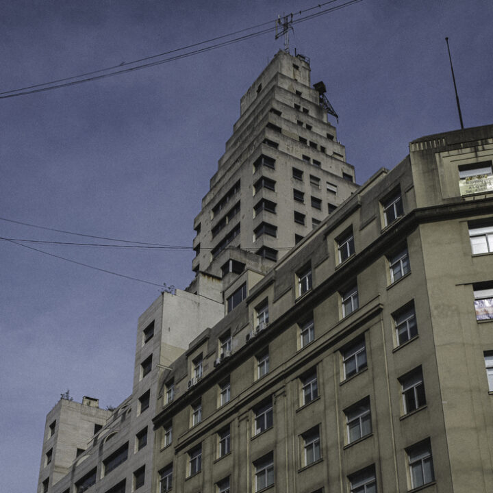 Edificio SAFICO, Modernity and Anachronism
