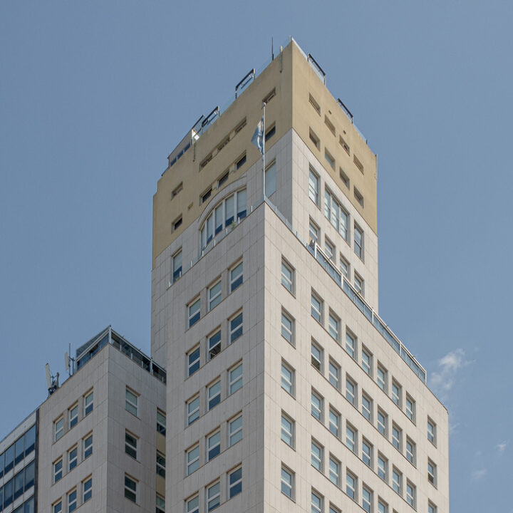 Edificio Comega, a Gateway to Modernity